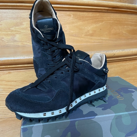 Authentic Valentino Garavani rockstud sneakers - Picture 4 of 6